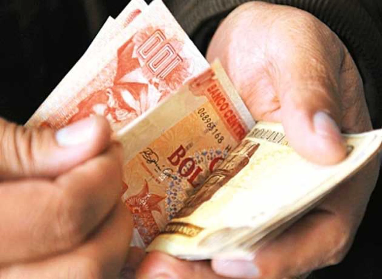 La historia se revirtió: el peso boliviano ya duplica el valor del argentino 