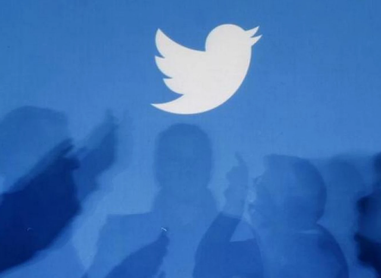Insólito: un alto ejecutivo de Twitter se confundió al tuitear y reveló información confidencial de la compañí­a