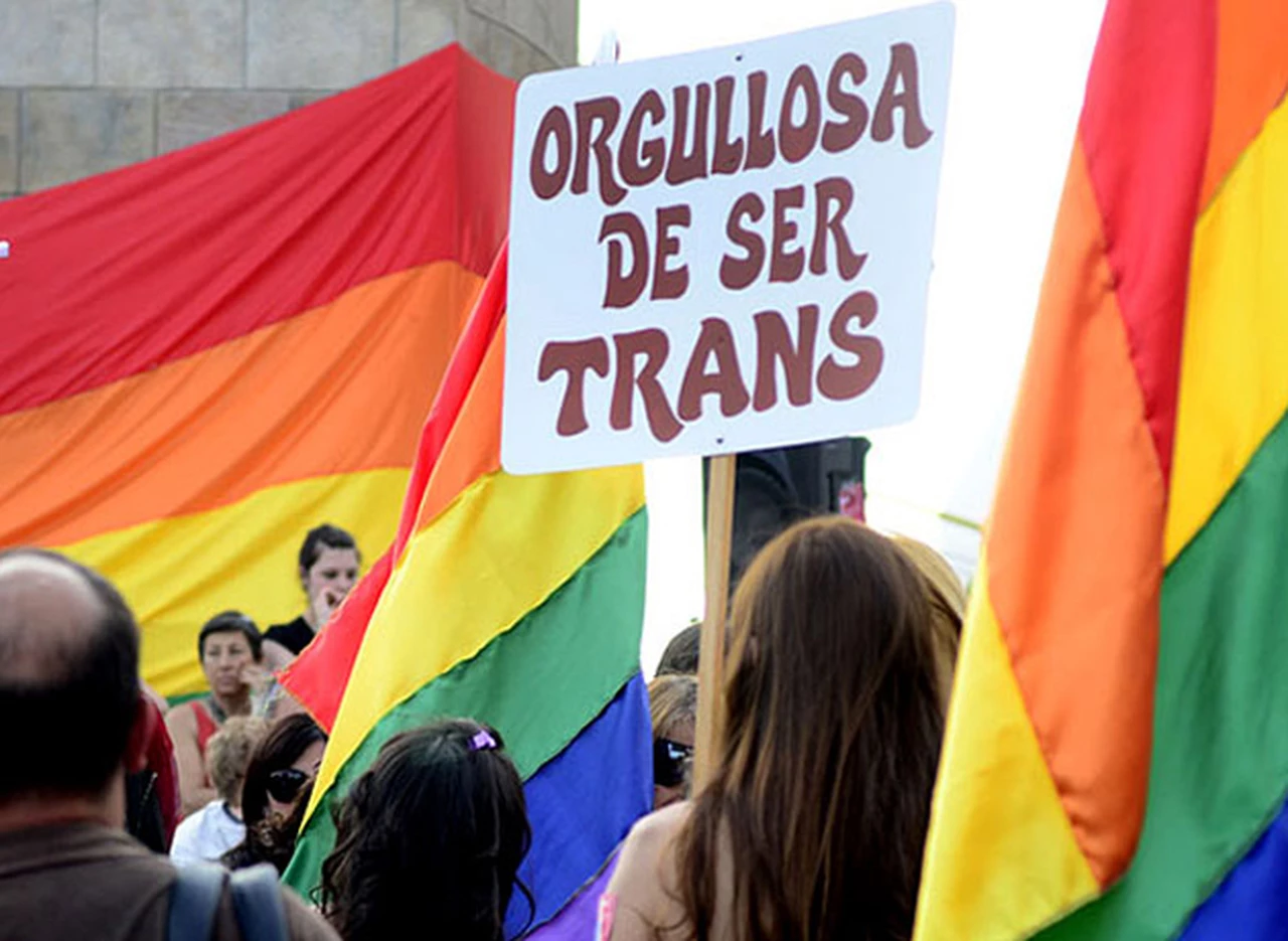 El kirchnerismo impulsa un subsidio de hasta $8.000 para travestis