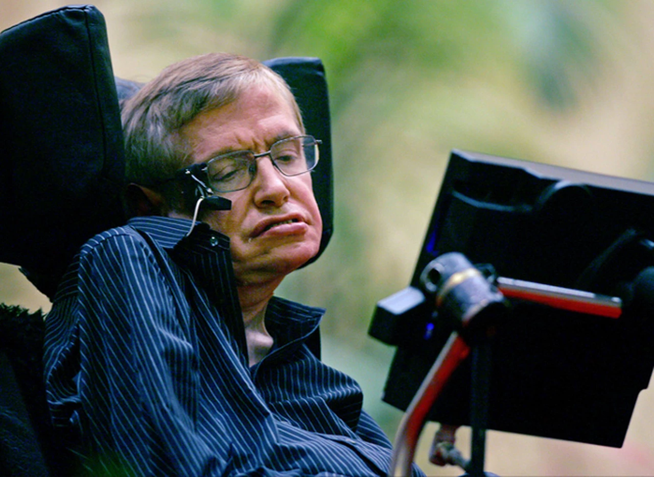 Stephen Hawking publicó en formato abierto su tesis doctoral y colapsó la web de Cambridge