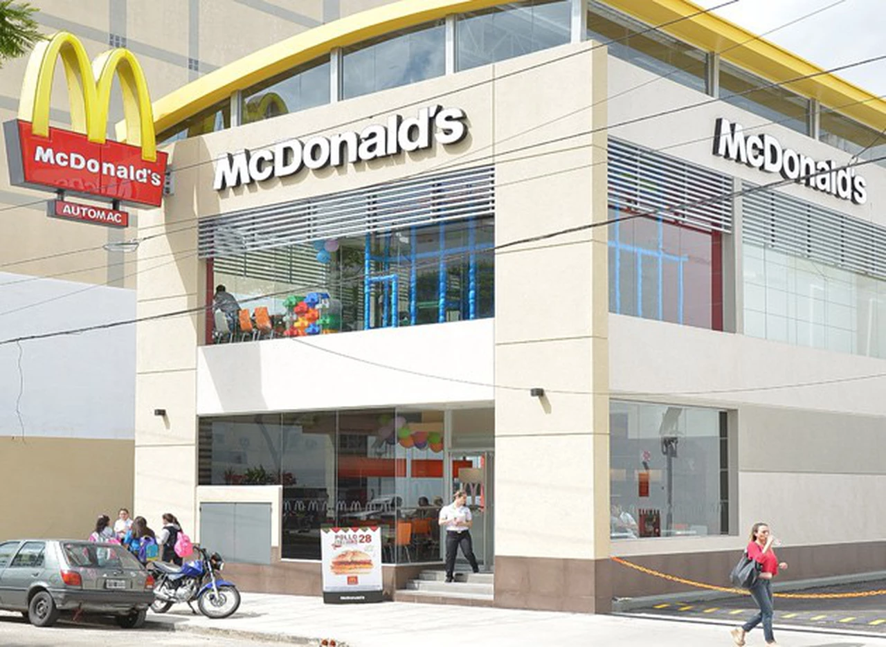 McDonald's permitirá pagar con abrazos y choques de mano