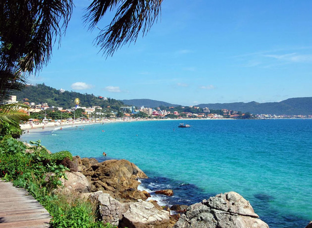 En Brasil, Bombinhas ya cobra una tasa a los visitantes de sus playas