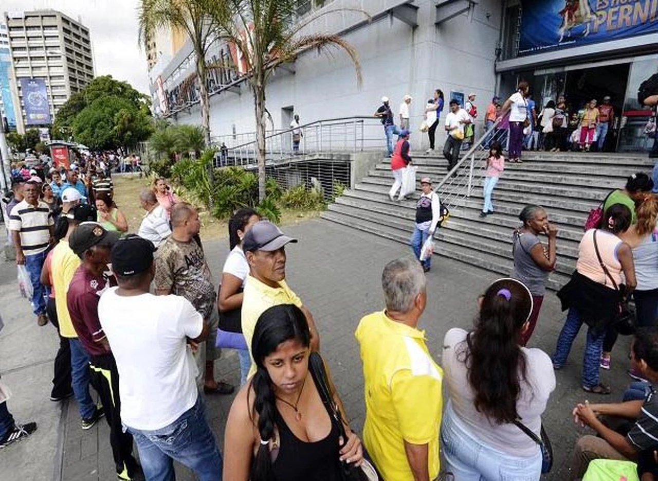 Maduro custodia supermercados y comercios con militares y policí­as