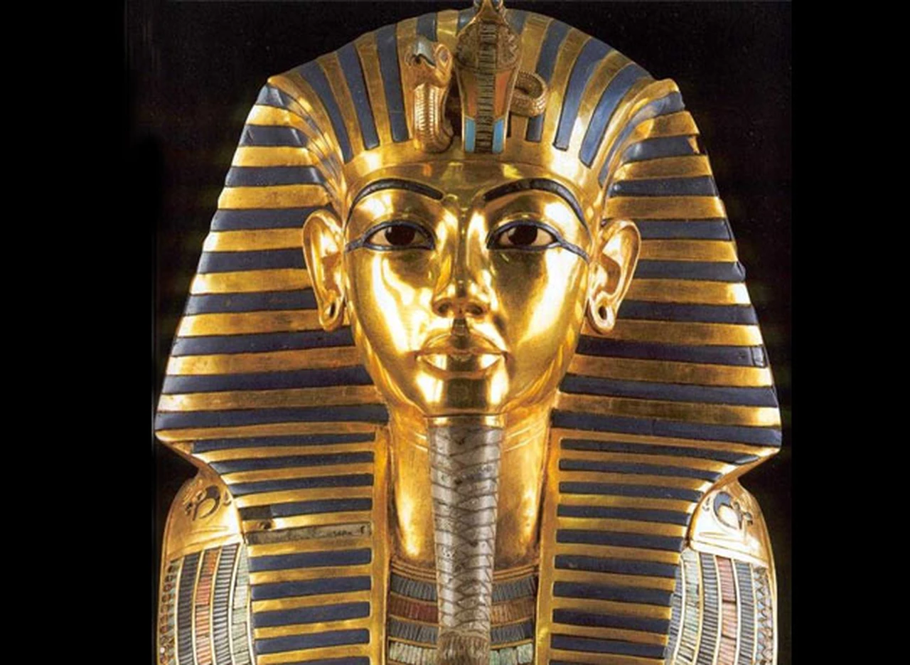 ¿Quebraron la barba del rey Tutankamón y la pegaron con epoxi?