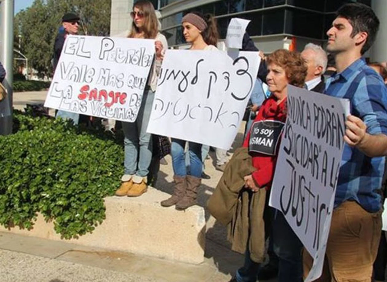 Fuerte protesta contra la Embajada argentina en Israel en reclamo de justicia