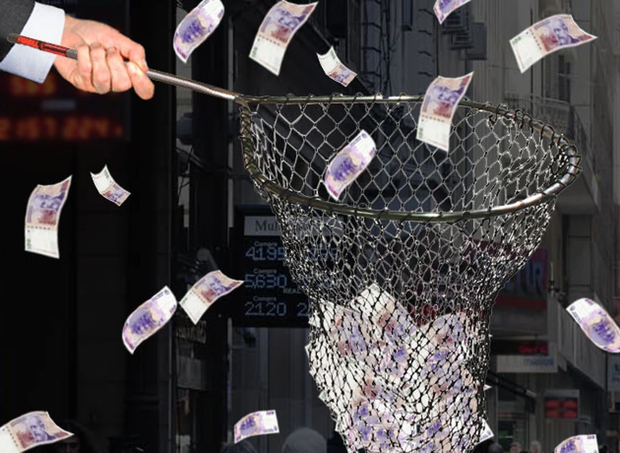 Los "peligrosos pesos sueltos" del Banco Central atentan contra la intención de frenar al dólar blue