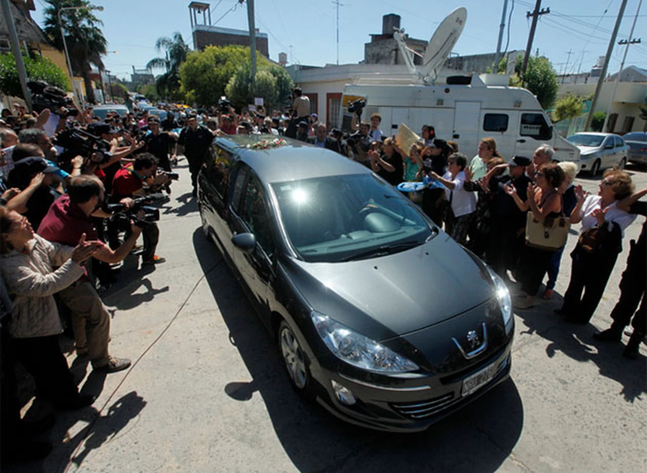 íšltimo adiós: entre aplausos y pedidos de justicia, despidieron los restos del fiscal Alberto Nisman