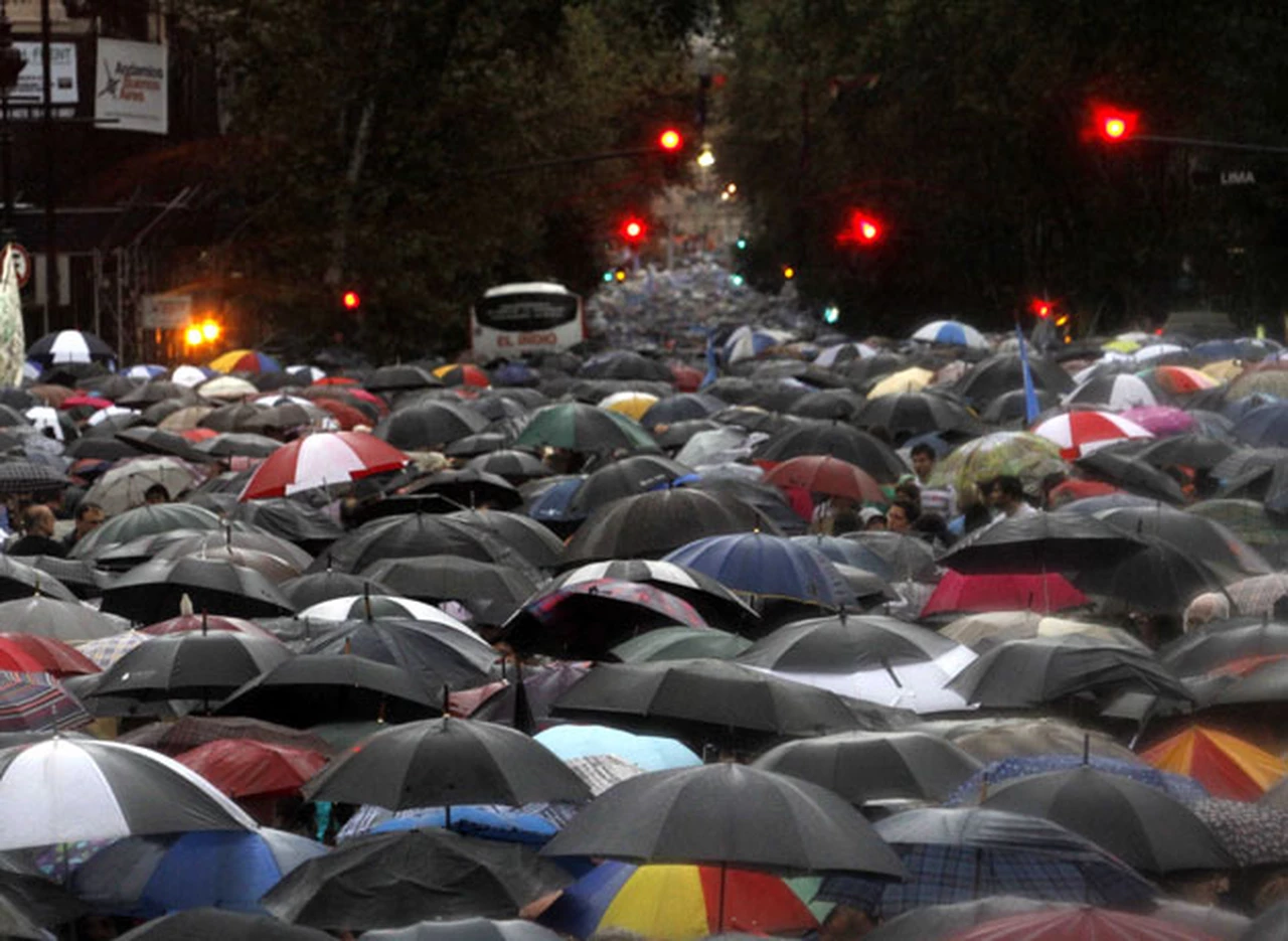 A pesar de la intensa lluvia, más de 400.000 personas marcharon por Nisman
