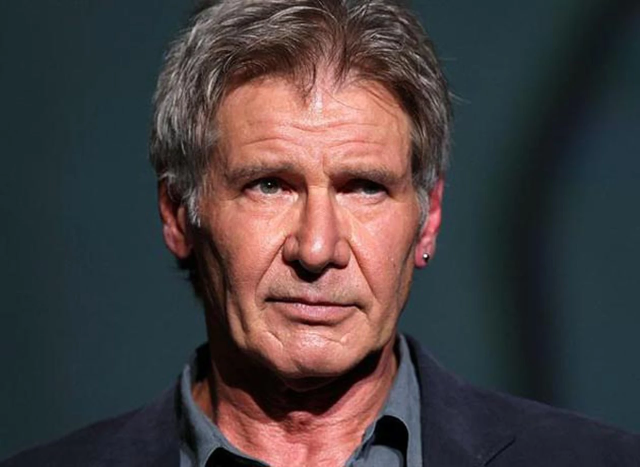El hijo de Harrison Ford dijo que su padre está bien tras el accidente de avión