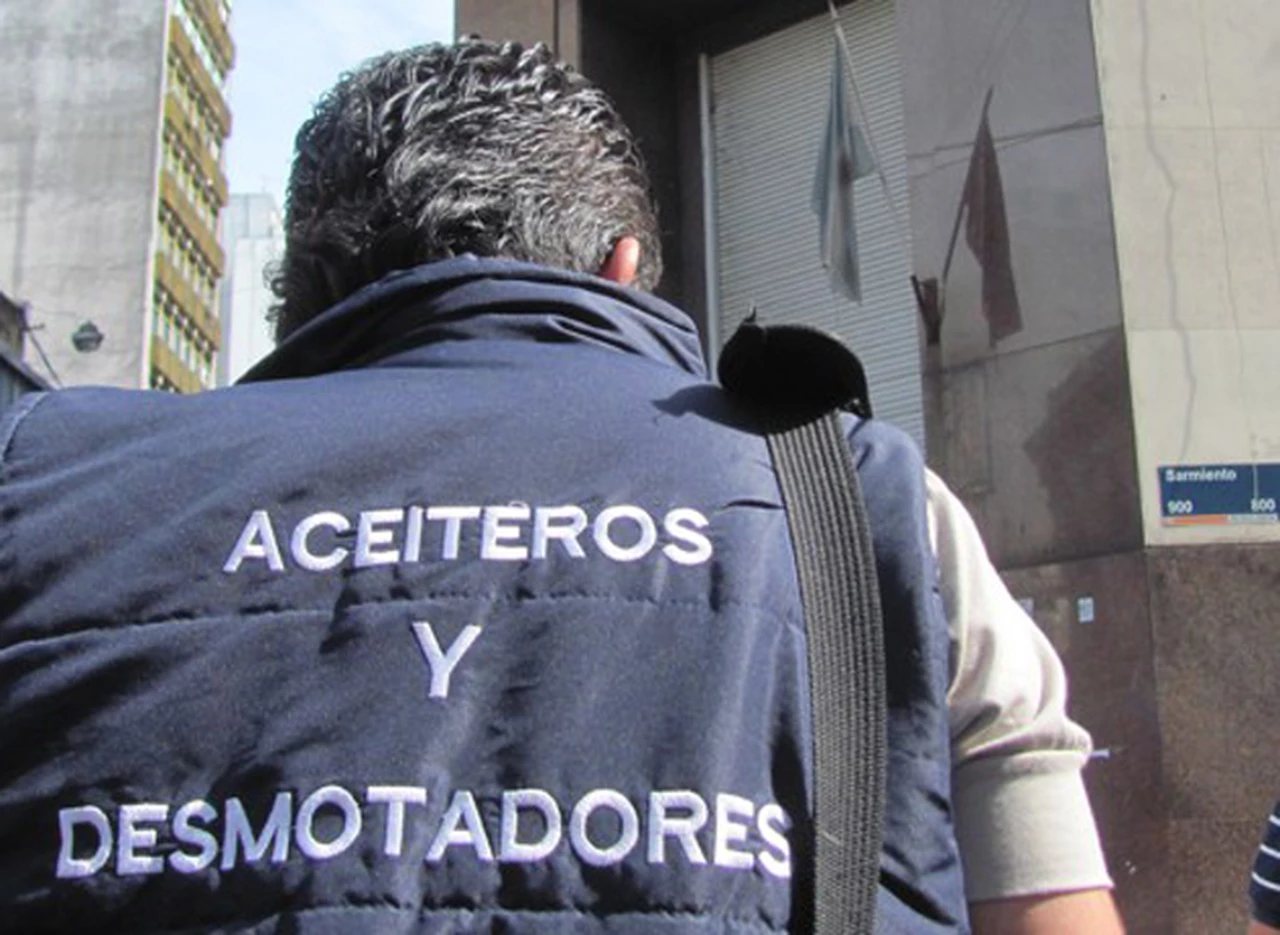 Aceiteros lanzan huelga por tiempo indeterminado y paralizan el puerto agroexportador de Rosario