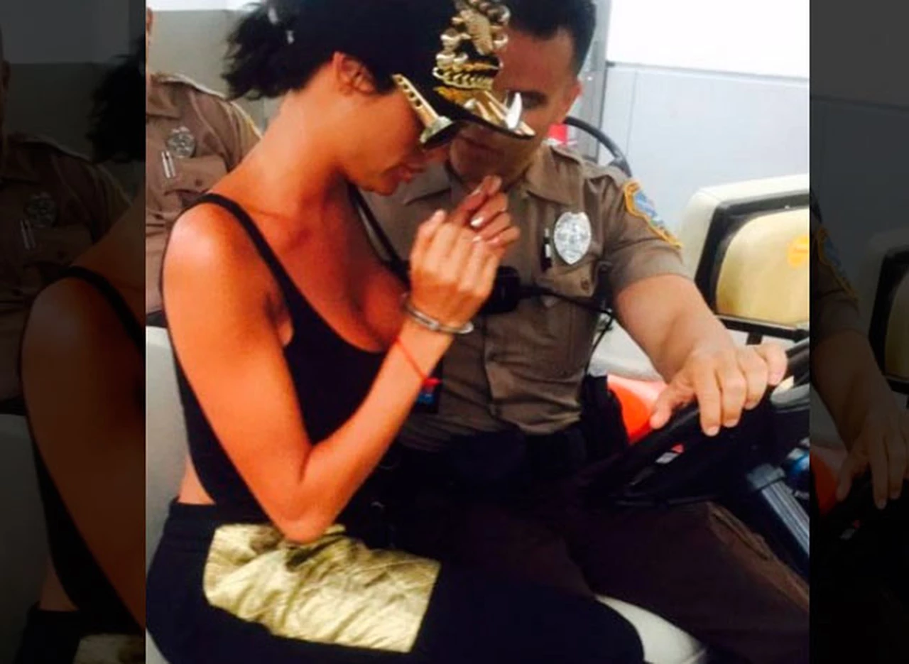 Vicky Xipolitakis simuló un arresto en Estados Unidos: el policí­a que la "detuvo" es un actor