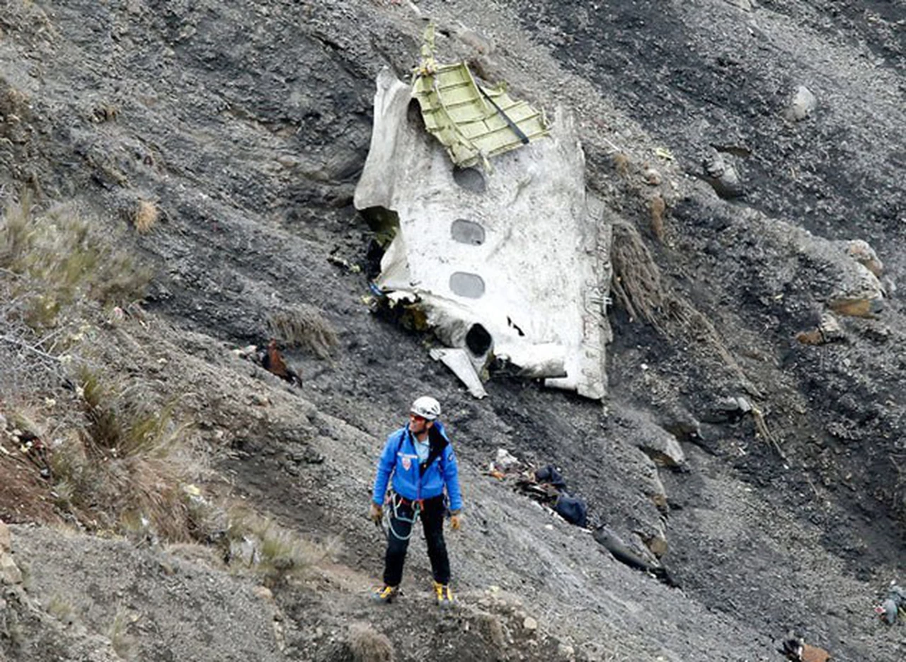 Germanwings: el copiloto inició el descenso, no dejó entrar al comandante y quiso "destruir el avión"