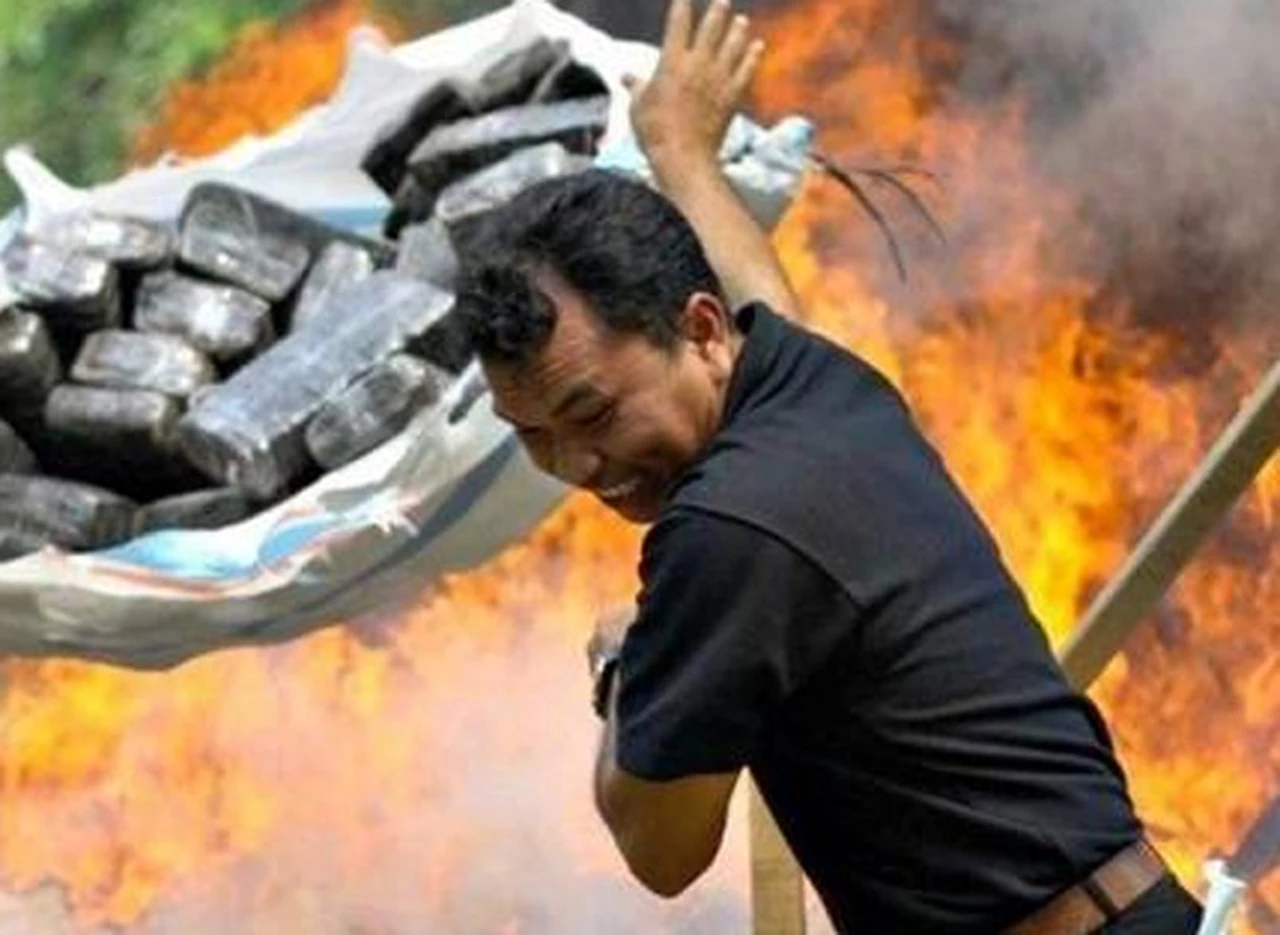 Indonesia: queman tres toneladas de marihuana y drogan a todo un pueblo