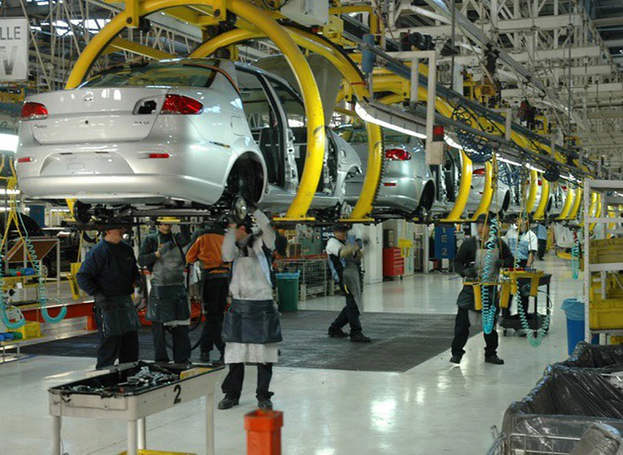 Fiat se ve obligada a suspender personal por la falta de piezas importadas y por el "efecto Brasil"