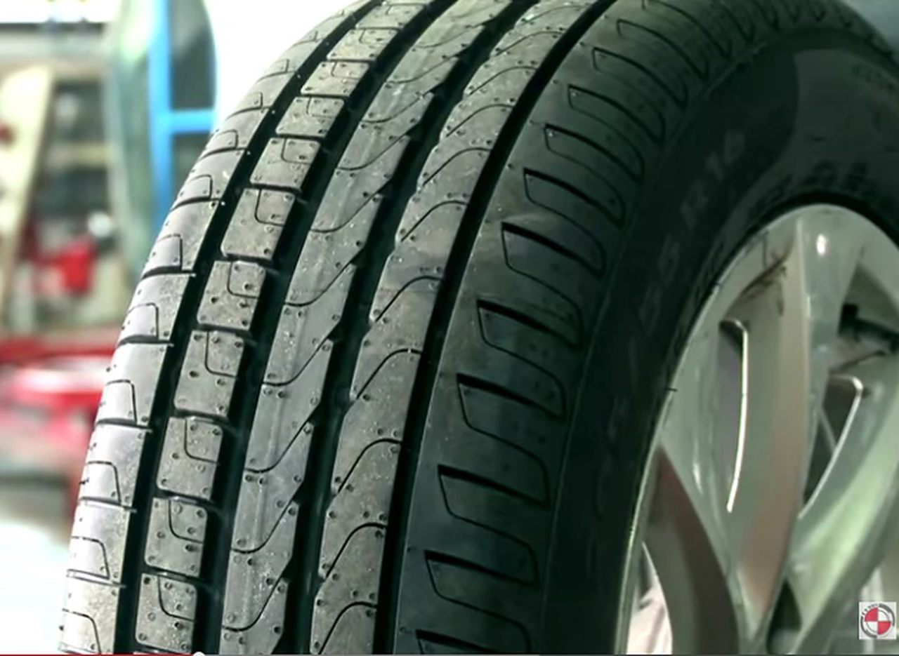 ¿Cuándo se deben renovar los neumáticos de un vehí­culo?