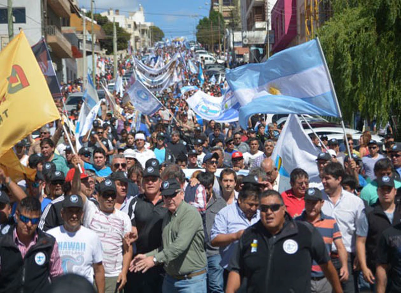 Petroleras en la mira: gremios realizaron fuerte paro en Chubut y Santa Cruz contra los despidos