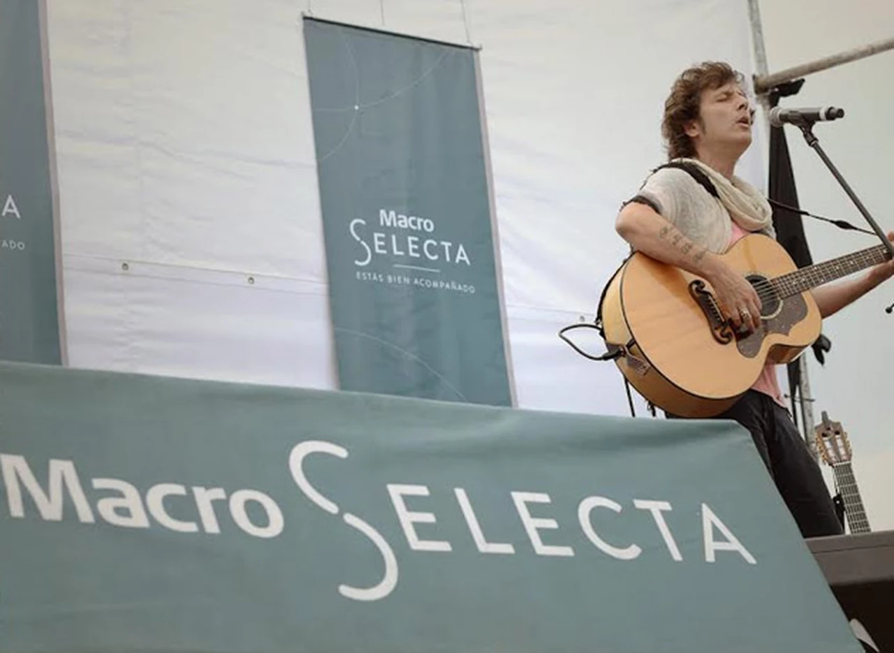 Banco Macro acompaÃ±Ã³ al cantante Coti en un exclusivo recital junto al mar.