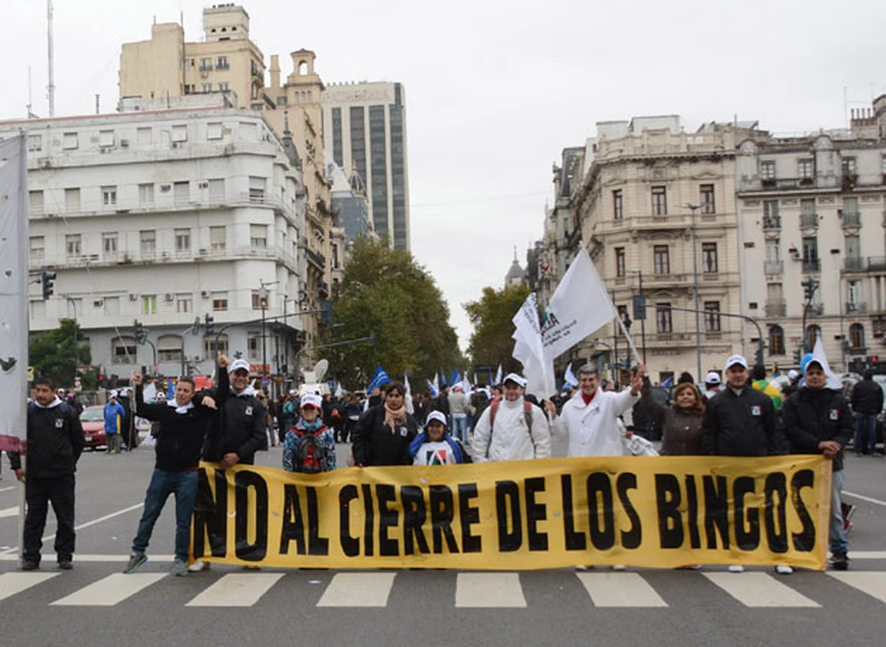 Empleados de Bingos protestaron en el centro por 500 cesantí­as