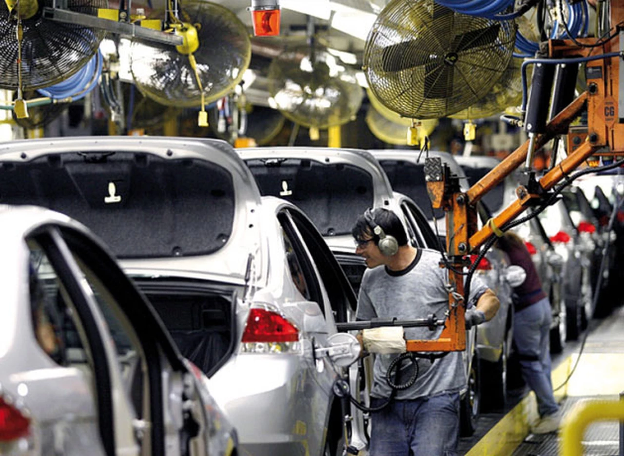 La producción de autos sigue en caí­da libre: bajó casi 20% durante junio