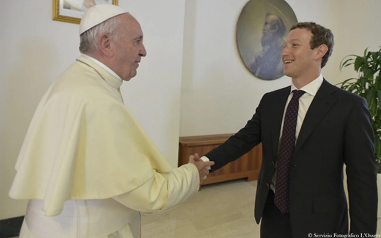 Zuckerberg le regaló al Papa el prototipo de su invento para dar Internet a pobres