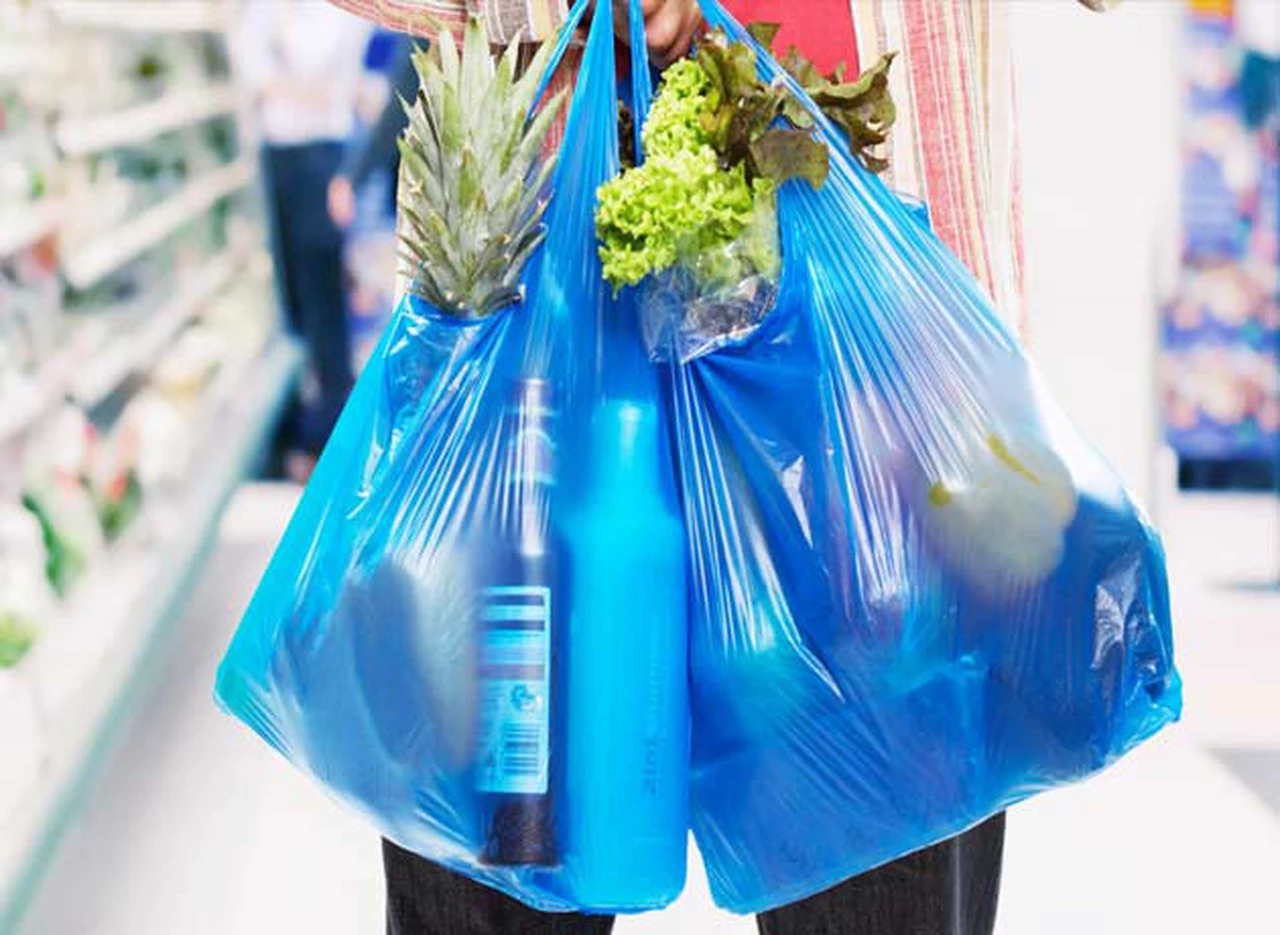 Polémica por las bolsas de plástico: los súper, furiosos por la prohibición