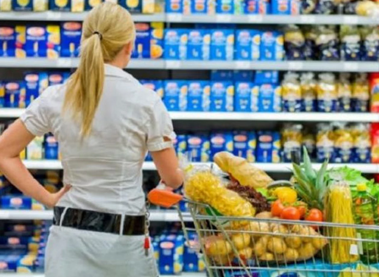 Supermercados: consumidores compran más alimentos, pero reducen demanda de otros productos