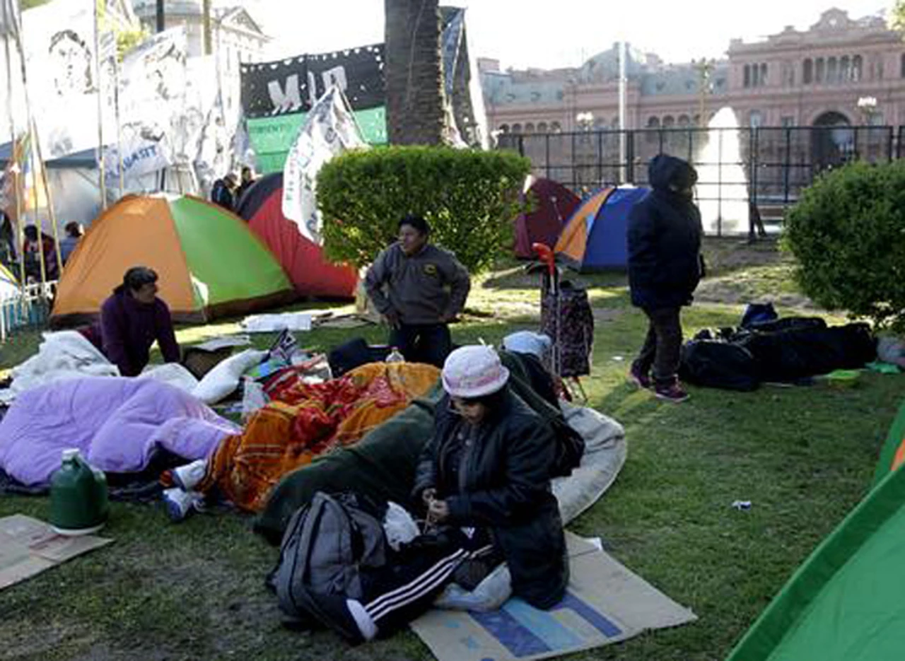 Movimientos sociales instalan 400 carpas en Plaza de Mayo: "Tenemos previsto quedarnos varios dí­as"