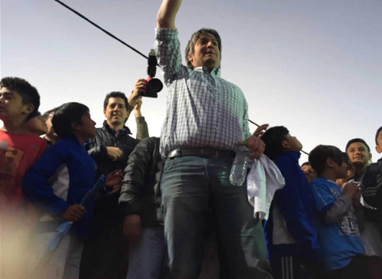 Máximo, contra Macri: "Escuche a la gente, no simule viajes en colectivo"