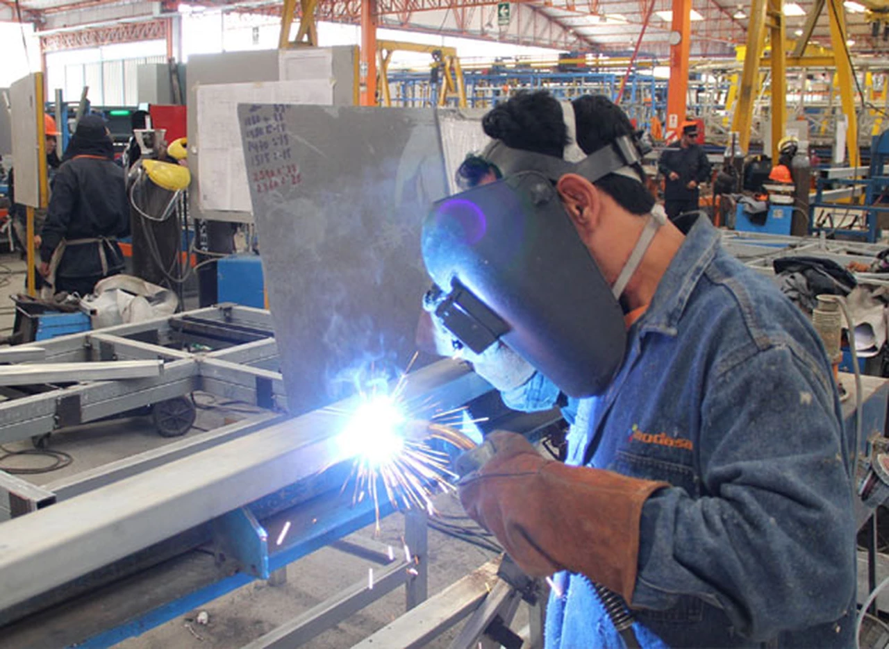 La producción industrial promedió suba de 5% en junio, según FIEL