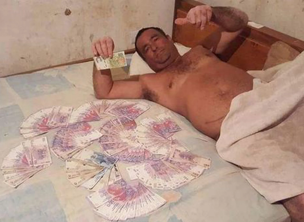 Semidesnudo y rodeado de billetes en la cama: la insólita protesta de concejal radical 
