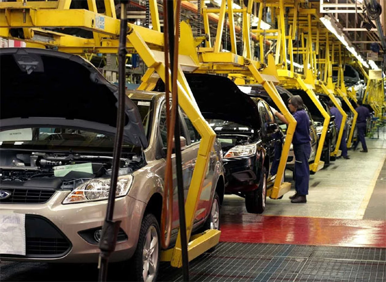 Otra luz amarilla para la industria nacional: la producción automotriz cae a su nivel más bajo en dos años 