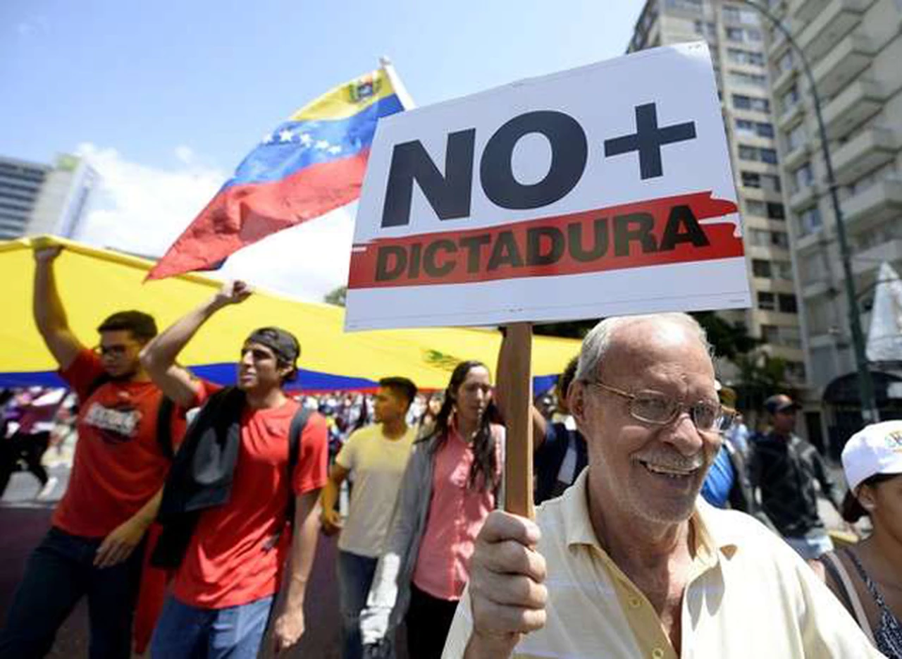Tras la represión, la oposición venezolana convocó este jueves a una nueva marcha contra Nicolás Maduro