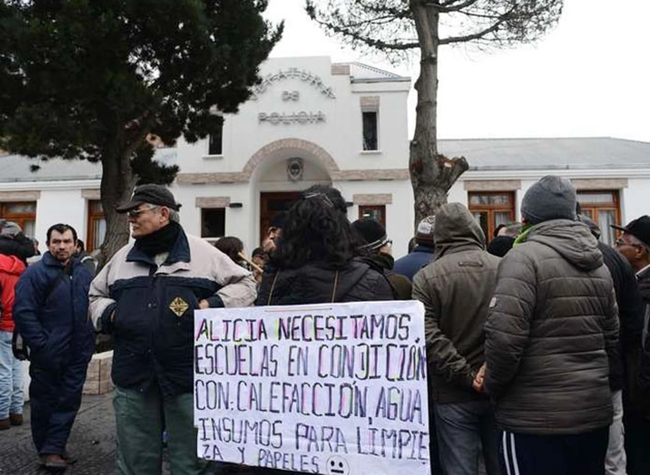  Alicia Kirchner, nuevamente atrincherada en Santa Cruz: una protesta de maestros y padres bloqueó el ingreso a la Casa de Gobierno