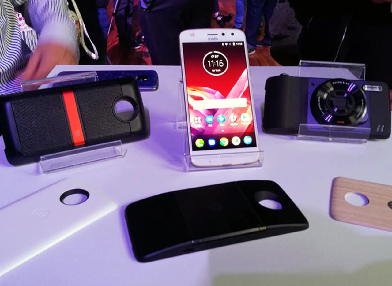 Motorola vuelve con un nuevo Moto Z Play con consola de juegos