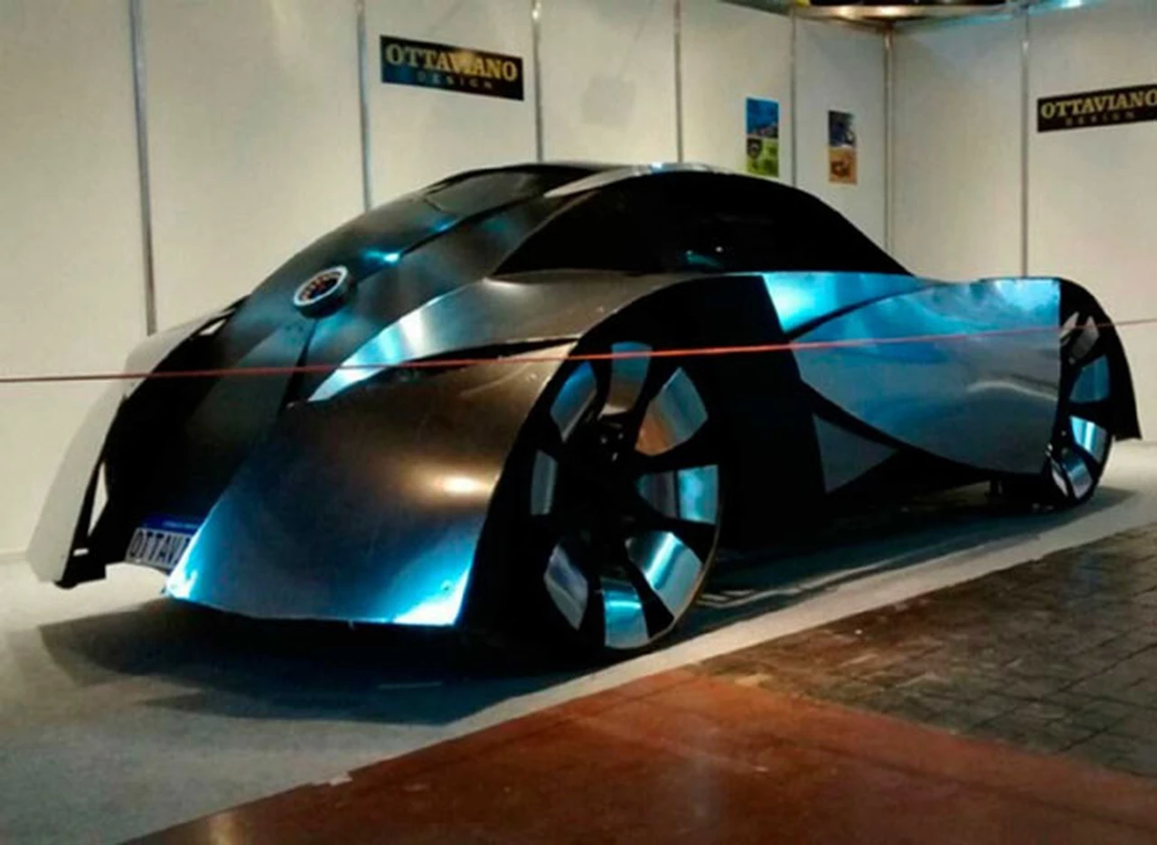 Un emprendedor argentino presentó un novedoso auto eléctrico y eólico