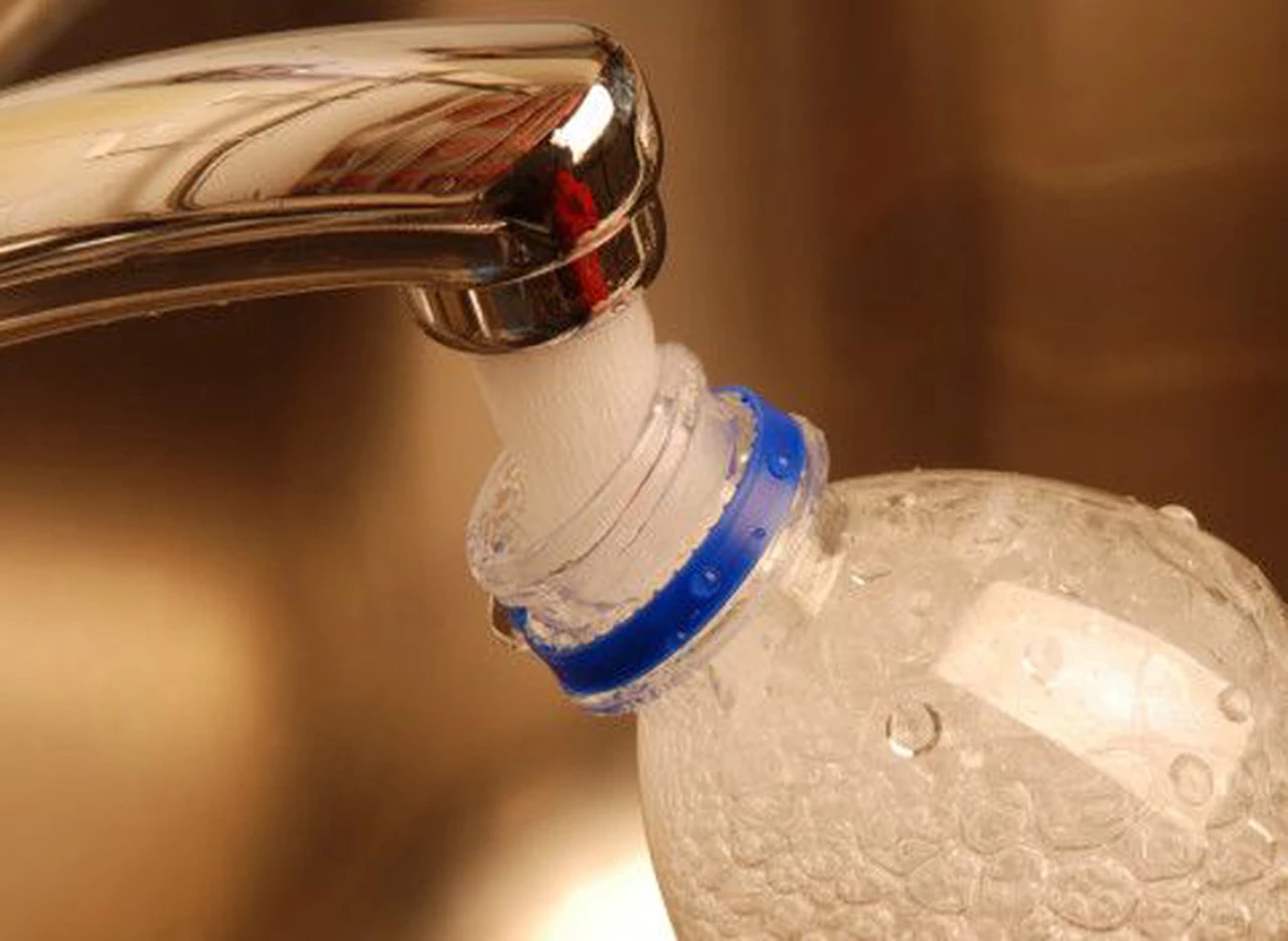 ¿Es de los que recarga de agua la botella de plástico?: razones por las que deberí­a dejar de hacerlo