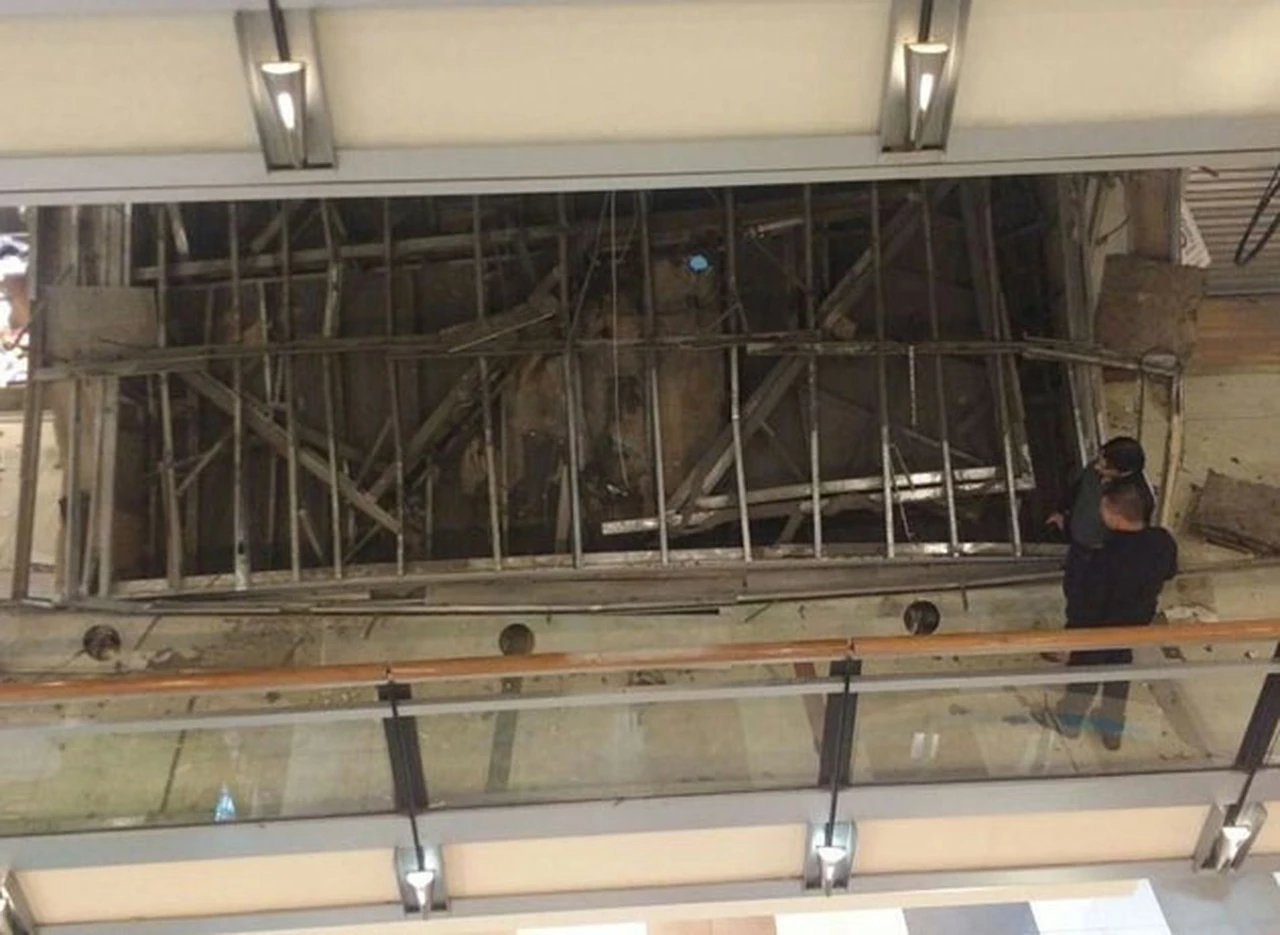 Video: cómo se derrumbó un techo en el interior del shopping Abasto