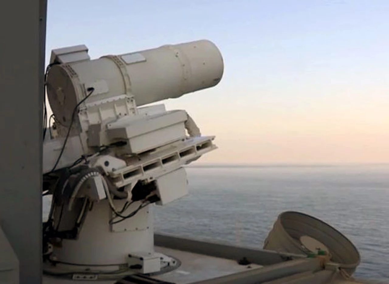 La Marina de EE.UU. presenta un cañón láser especializado en derribar drones