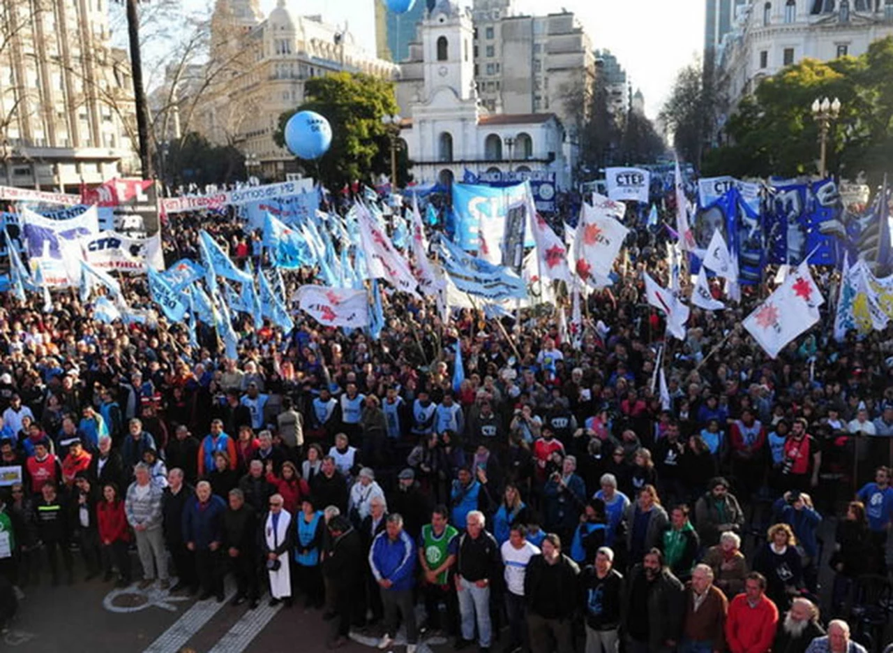 San Cayetano, en la campaña: una multitud va a pedir trabajo, gremios organizan una marcha y el Gobierno los critica