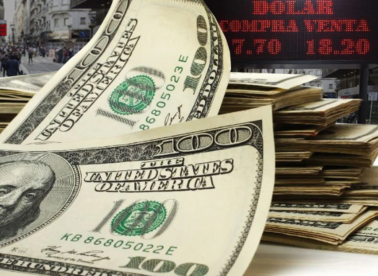 El dólar retrocedió en la City porteña hasta $17,64 luego de la suba del martes 