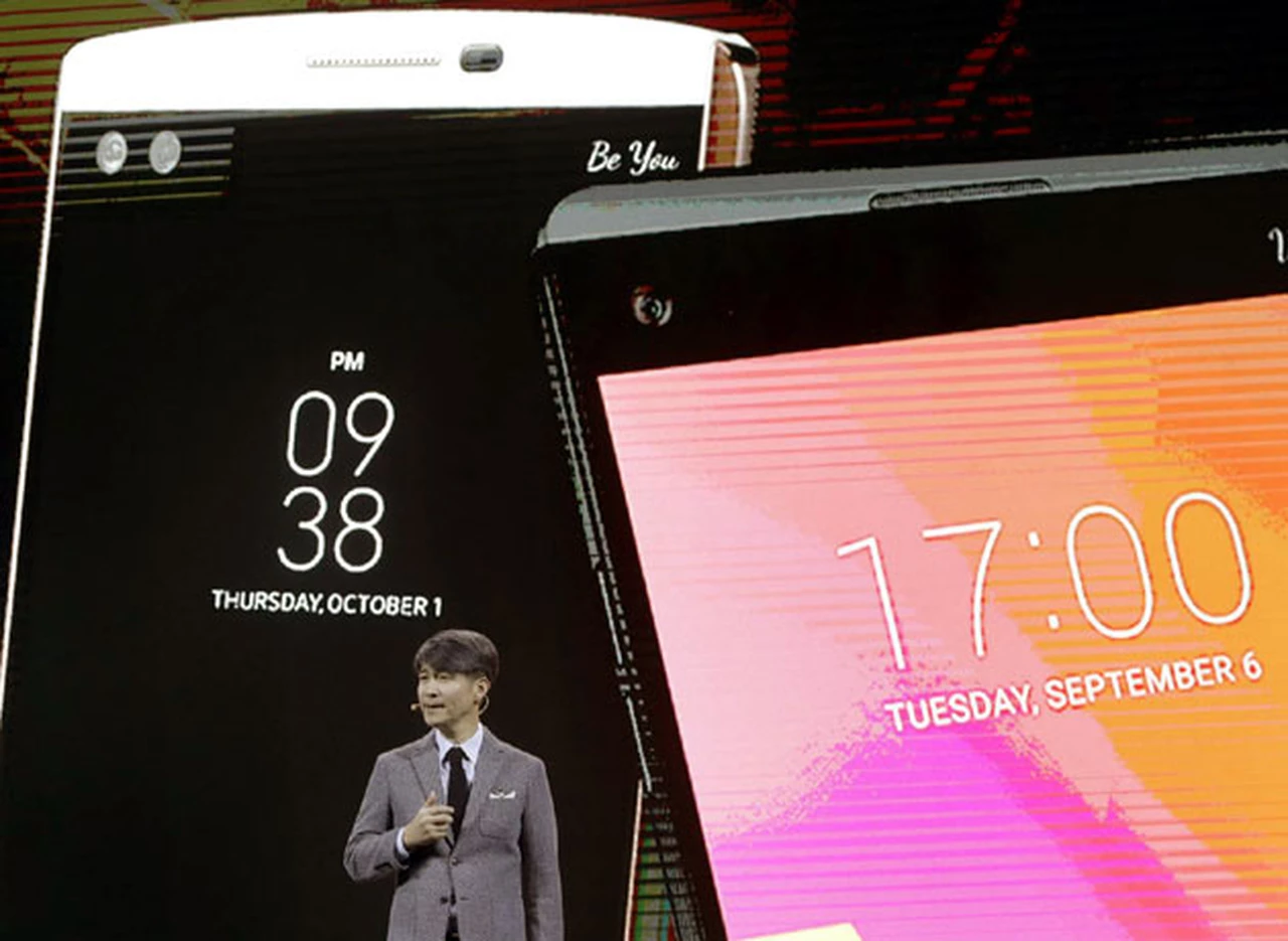 LG lanza un "super teléfono" con cámara doble y pantalla OLED ultrapanorámica