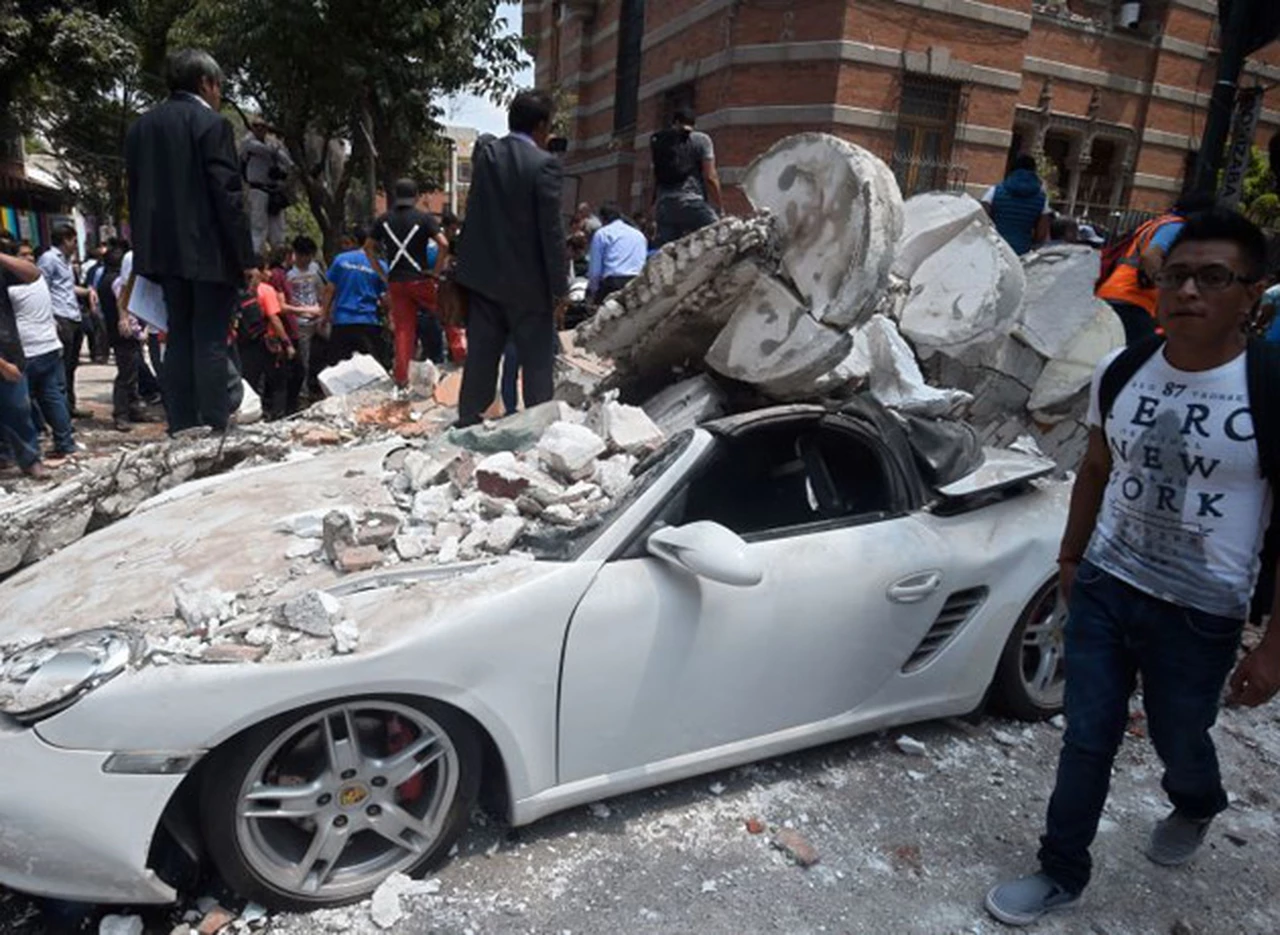 El dí­a después del terremoto que sacudió a México: edificios derrumbados, pánico y más de 200 muertos