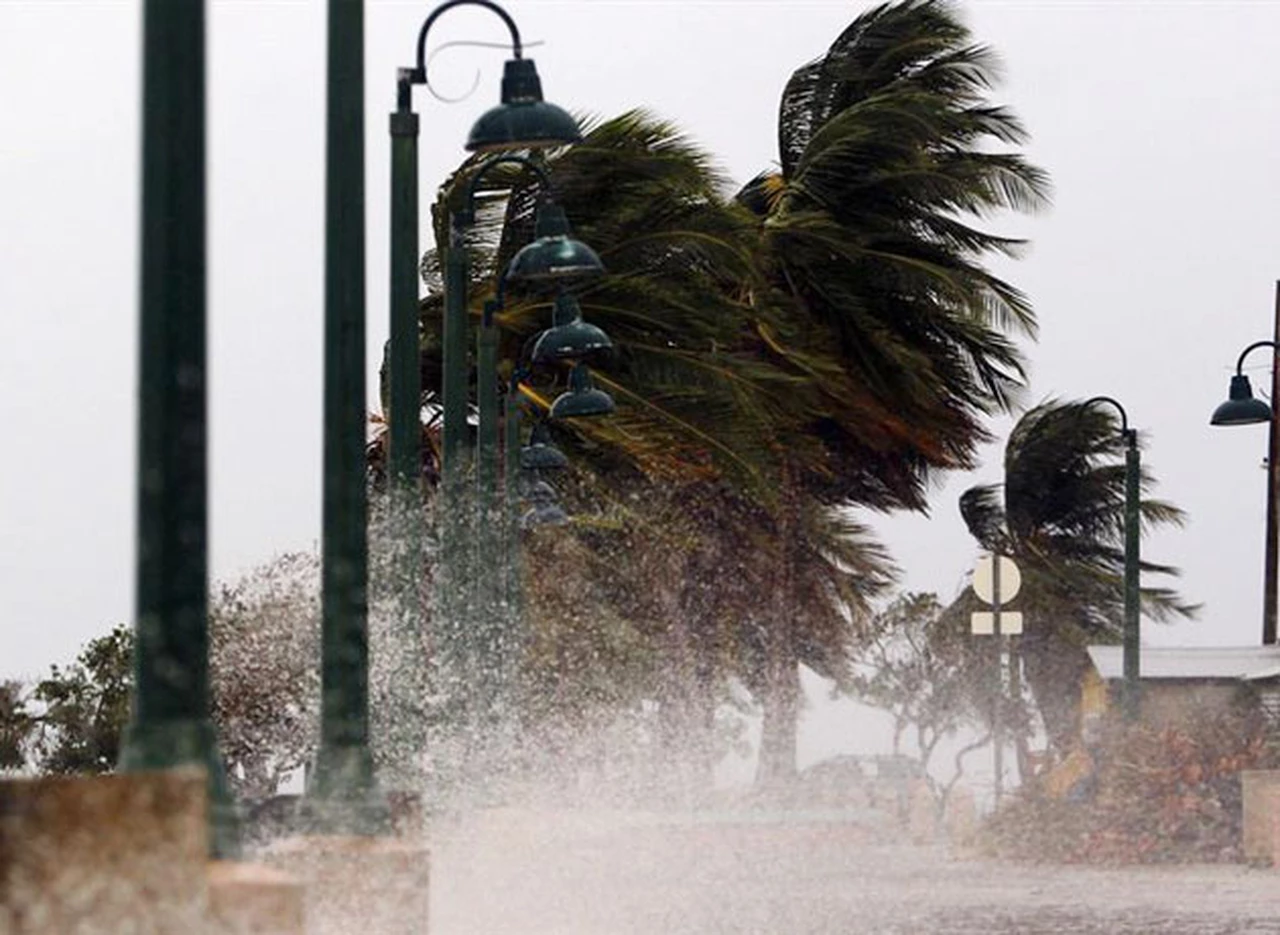 El huracán Ian sale de Florida tras dejar un rastro de inundaciones, apagones y destrucción