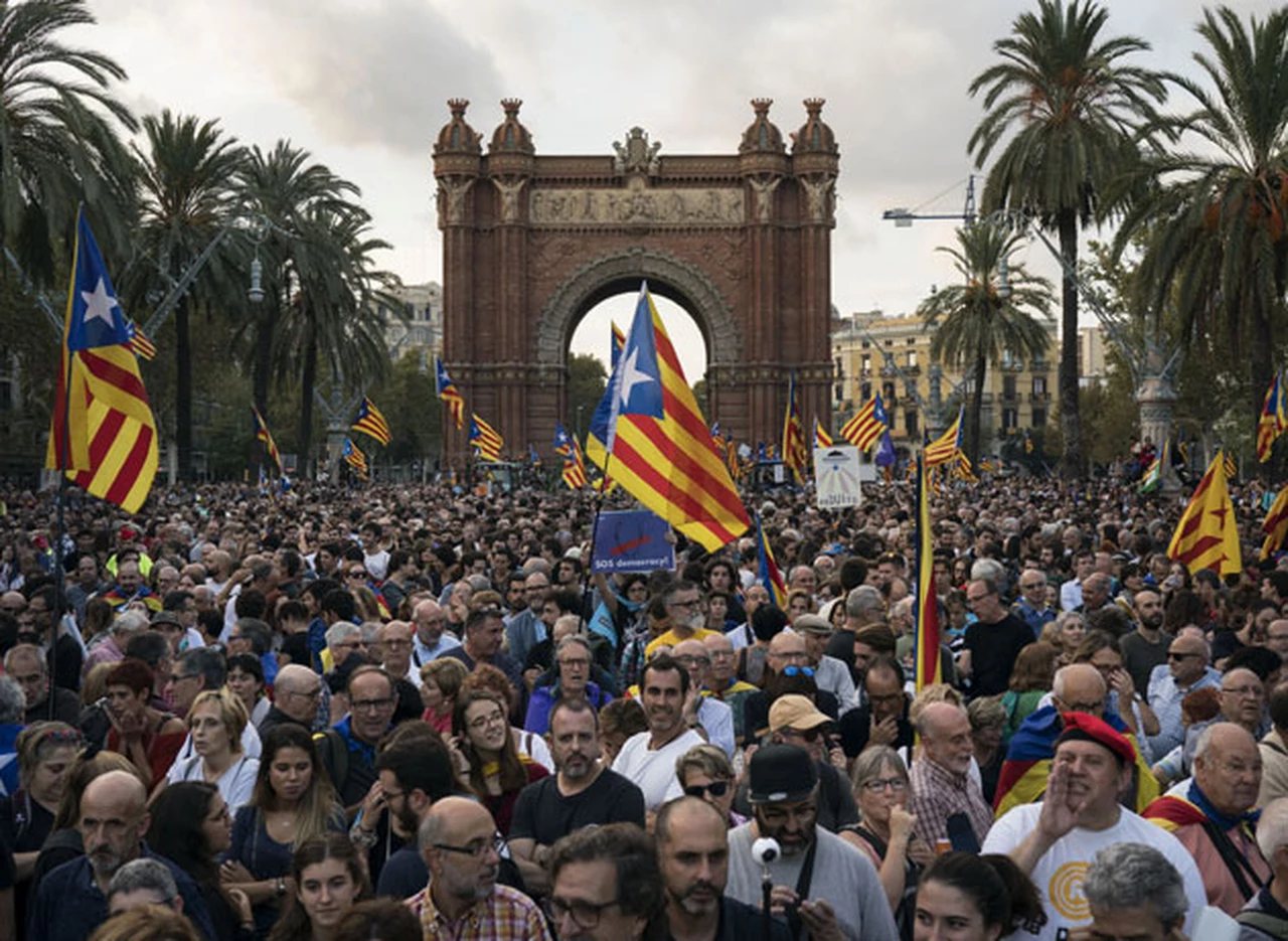 Cataluña: Puigdemont elude una aclaración sobre la independencia y pide dos meses de diálogo