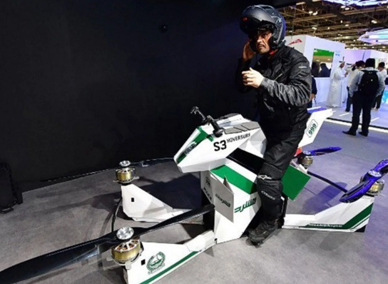Video: la moto voladora ya es un éxito en Dubai y la policí­a hizo las primeras pruebas