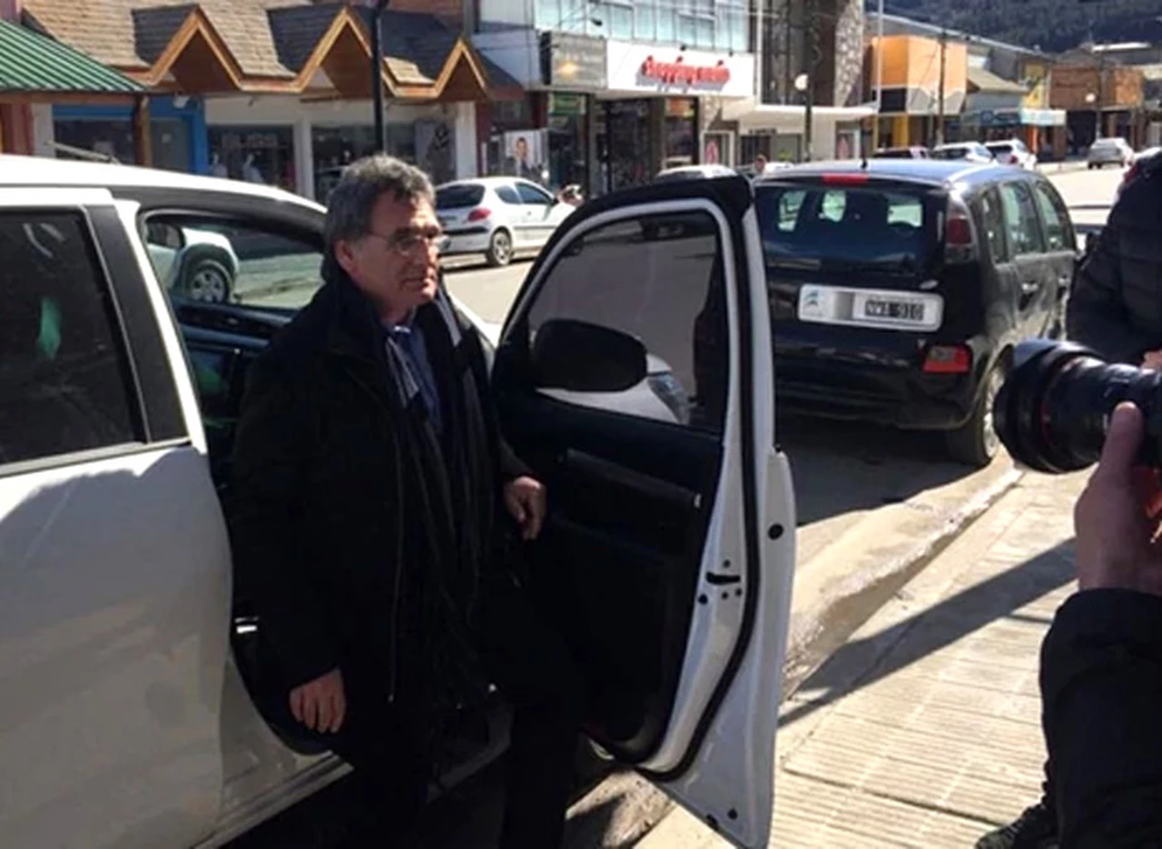 Encapuchados apedrearon el auto del secretario de Derechos Humanos a su llegada a Esquel