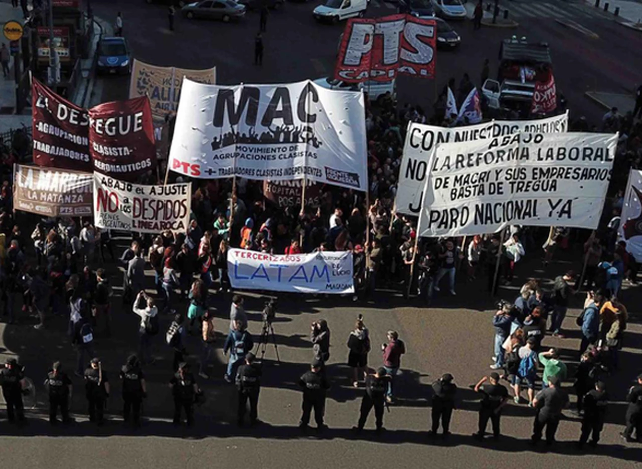 Ex empleados de PepsiCo cortan 9 de Julio y Corrientes en rechazo de la reforma laboral