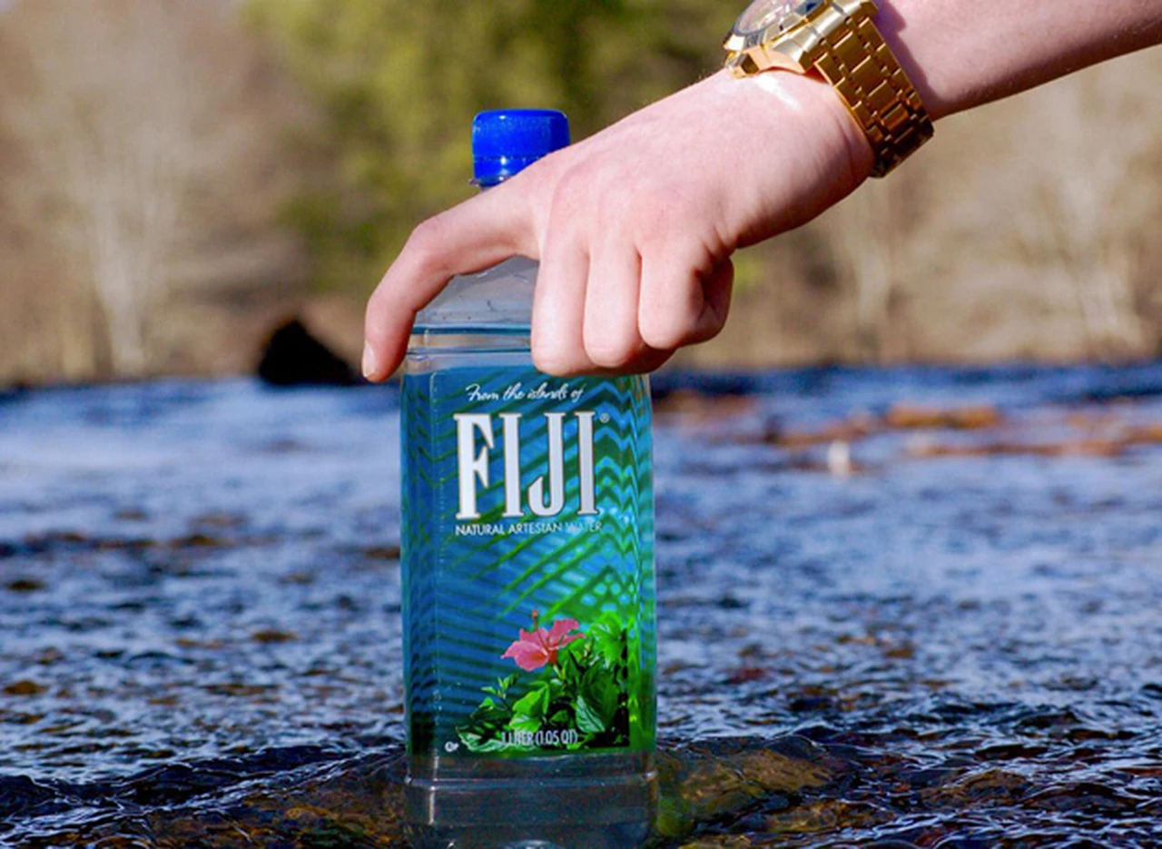 El controvertido negocio de Fiji, el agua de lujo que recorre 12.500 km para llegar a miles de consumidores