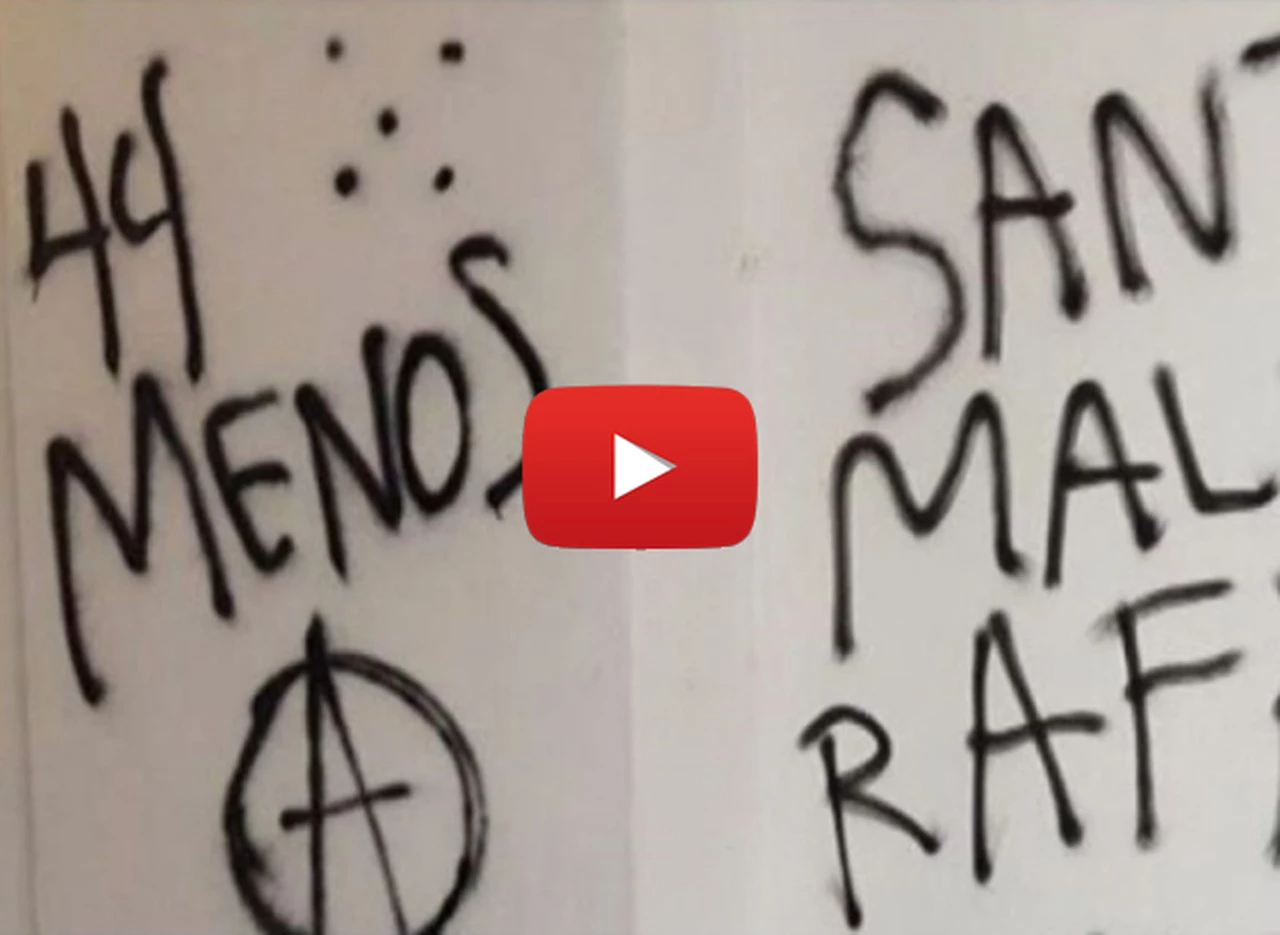 "44 menos", la pintada anarquista en el Cabildo tras la marcha a Plaza de Mayo