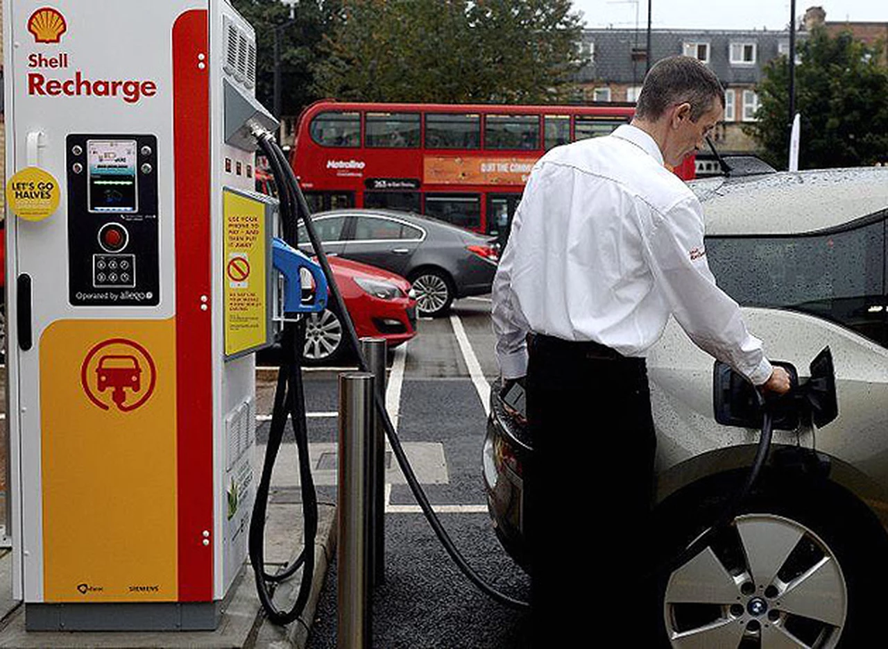 Vehí­culos eléctricos: Shell se alí­a con grandes automotrices para mejorar los puntos de carga